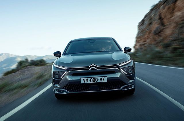 Стильний і спритний: Citroen представив флагманський кросовер C5 X - фото 455317