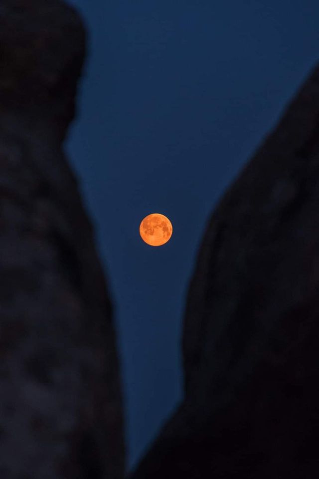 Чиста містика: фотограф показав ранковий місяць над Хортицею - фото 455352