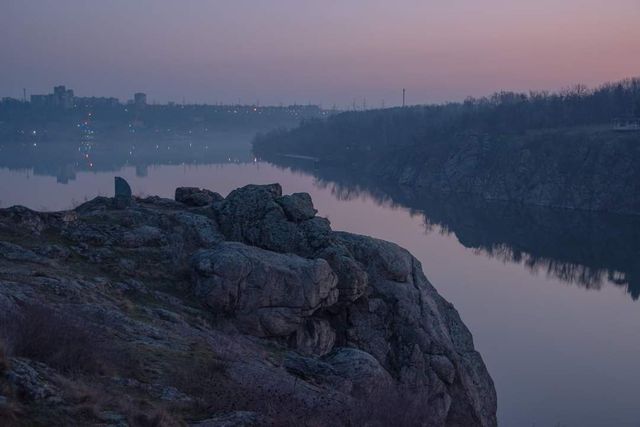 Чиста містика: фотограф показав ранковий місяць над Хортицею - фото 455353