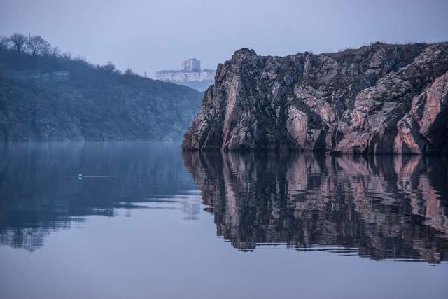 Чиста містика: фотограф показав ранковий місяць над Хортицею - фото 455354