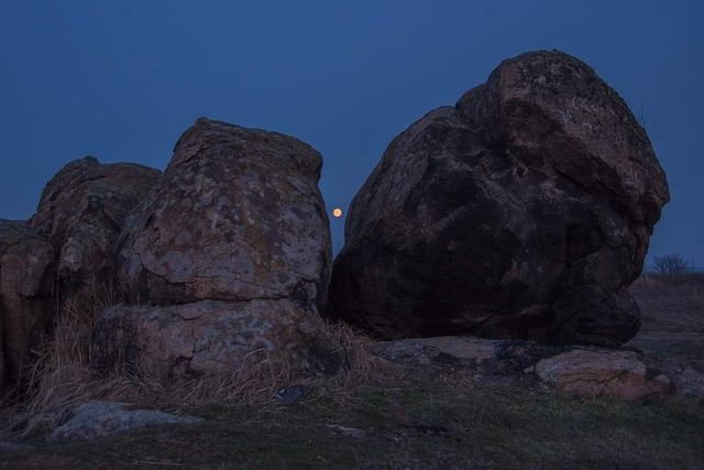 Чиста містика: фотограф показав ранковий місяць над Хортицею - фото 455355