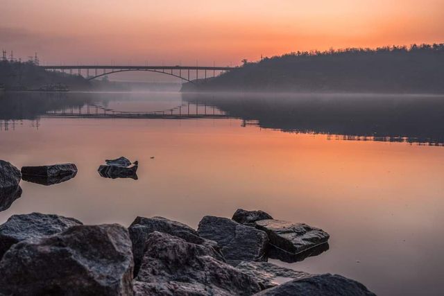 Чиста містика: фотограф показав ранковий місяць над Хортицею - фото 455356