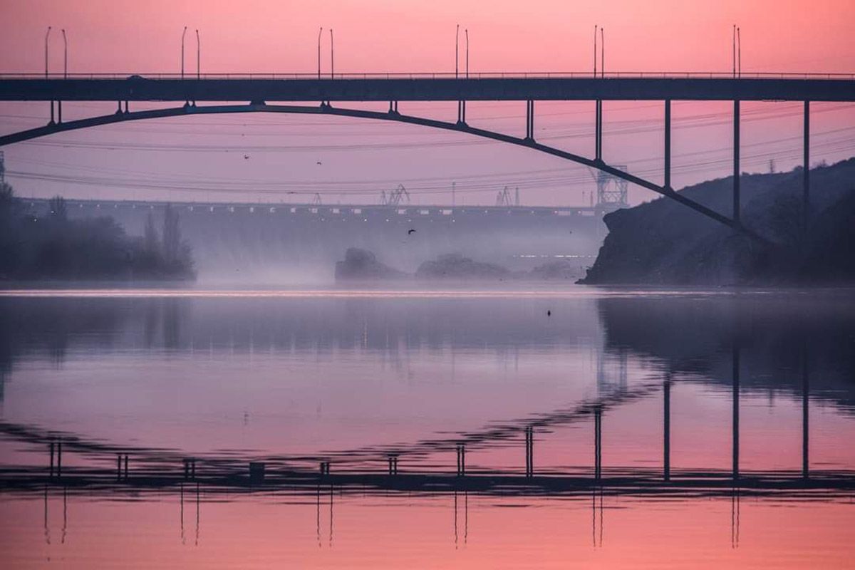 Чиста містика: фотограф показав ранковий місяць над Хортицею