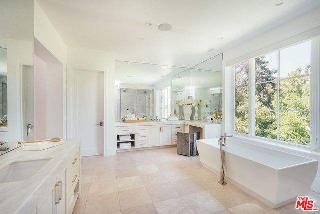 Мадонна купила особняк у співака The Weeknd: фото розкішного маєтку - фото 455396