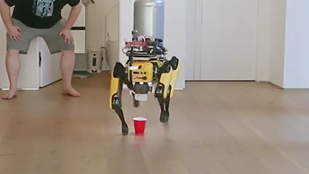 Блогер навчив робопса Boston Dynamics мочитися пивом в стакан: відео - фото 1