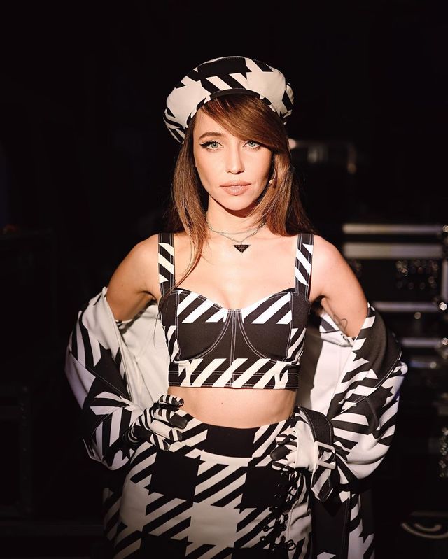 Надя Дорофєєва підкорила мережу ефектним образом у топі і міні: звабливі фото - фото 455416