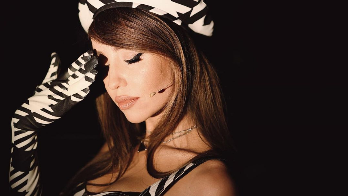 Надя Дорофєєва підкорила мережу ефектним образом у топі і міні: звабливі фото