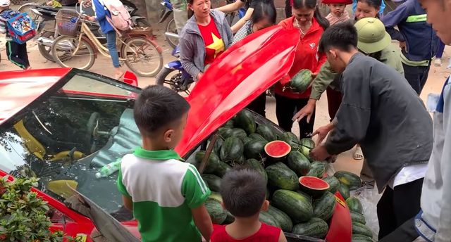 У В'єтнамі продають кавуни з розкішного Ferrari 488 GTB: фотофакт - фото 455635