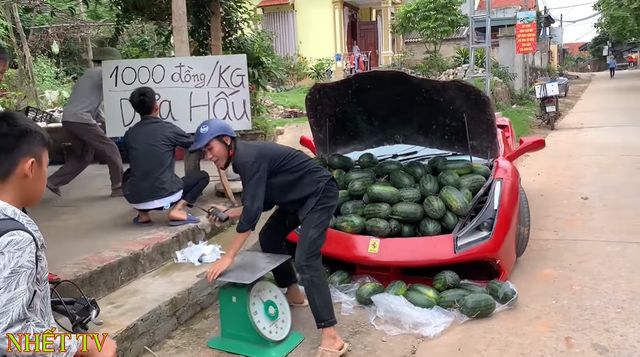 У В'єтнамі продають кавуни з розкішного Ferrari 488 GTB: фотофакт - фото 455637