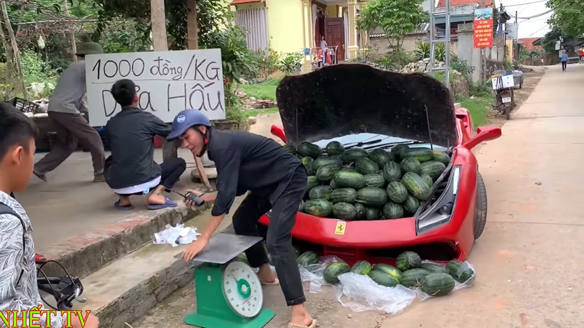 У В'єтнамі продають кавуни з розкішного Ferrari 488 GTB: фотофакт