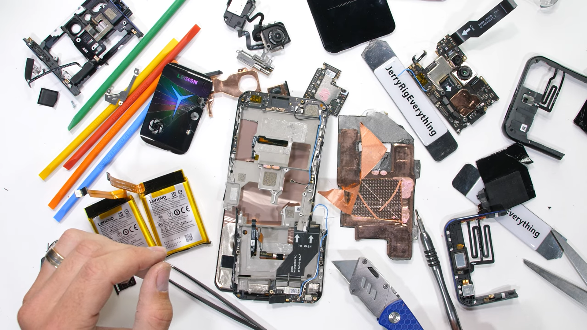 Руйнівник смартфонів розібрав ігровий Lenovo Legion Phone 2: що ховається всередині