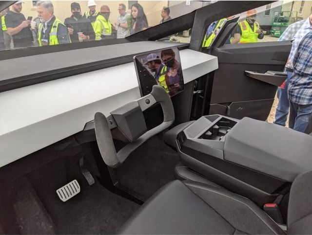 Ілон Маск приїхав на Cybertruck на завод в Техасі і показав нові деталі пікапа - фото 455970