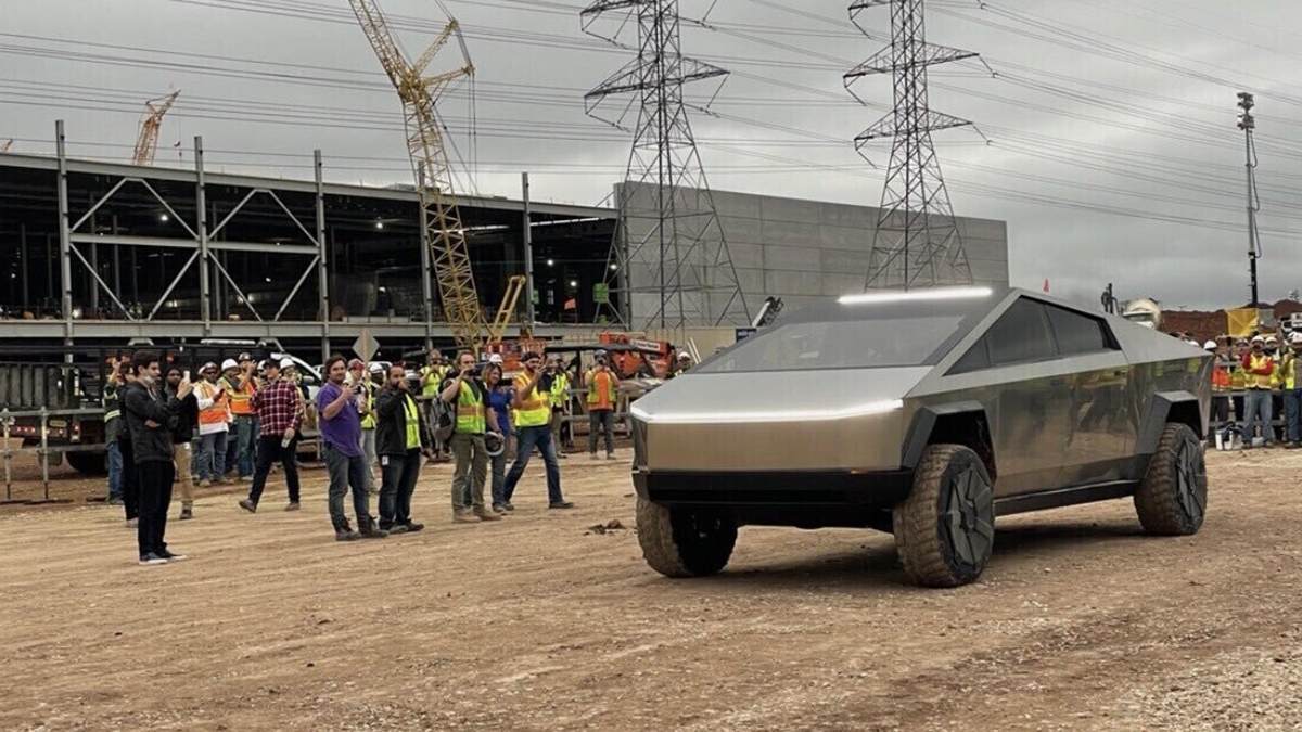 Ілон Маск приїхав на Cybertruck на завод в Техасі і показав нові деталі пікапа