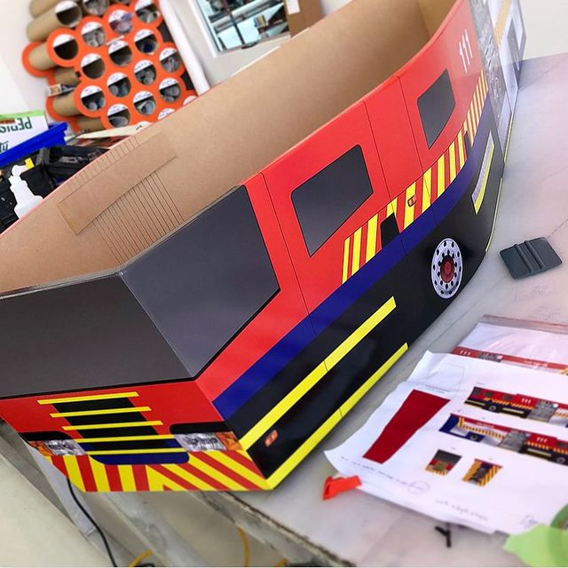 Пожежна машина, яхта та пончик: новозеландець робить дизайнерські труни - фото 456121