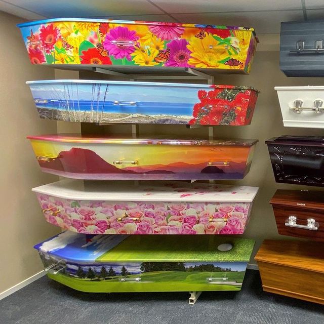 Пожежна машина, яхта та пончик: новозеландець робить дизайнерські труни - фото 456122