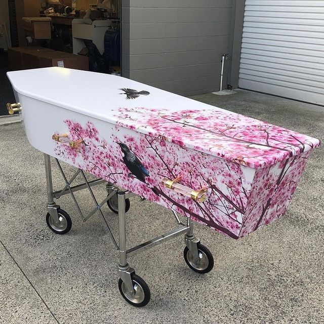 Пожежна машина, яхта та пончик: новозеландець робить дизайнерські труни - фото 456123