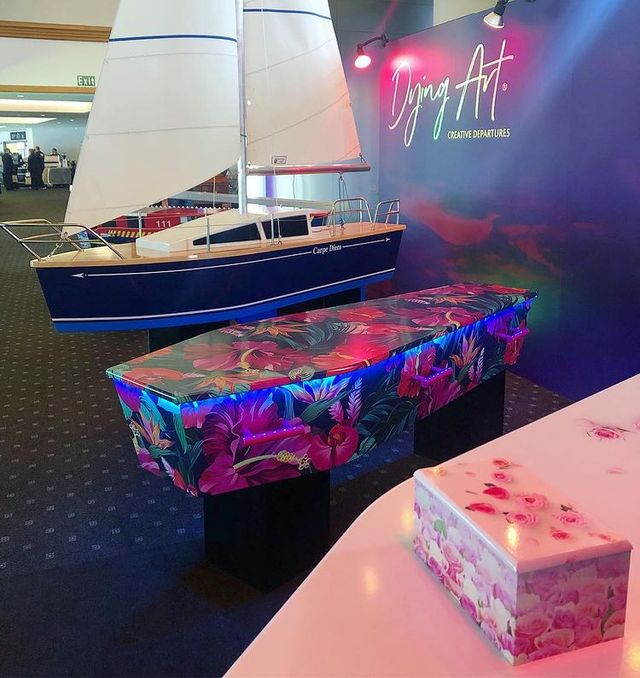 Пожежна машина, яхта та пончик: новозеландець робить дизайнерські труни - фото 456125