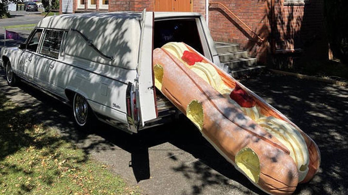 Пожежна машина, яхта та пончик: новозеландець робить дизайнерські труни