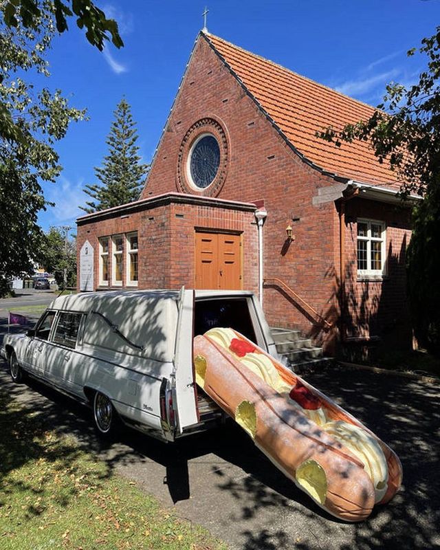 Пожежна машина, яхта та пончик: новозеландець робить дизайнерські труни - фото 456128