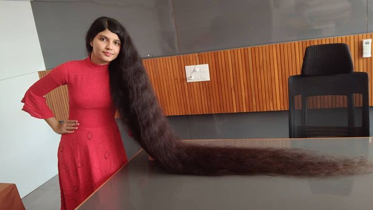 Володарка найдовшого у світі волосся зробила коротку стрижку: відео - фото 1