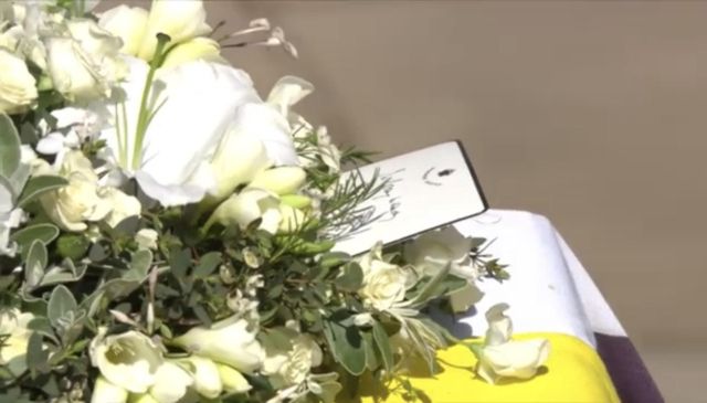 Стало відомо, які три слова написала Єлизавета II у прощальній записці принцу Філіпу - фото 456283