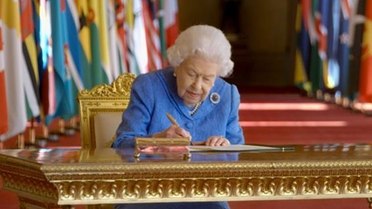 Стало відомо, які три слова написала Єлизавета II у прощальній записці принцу Філіпу