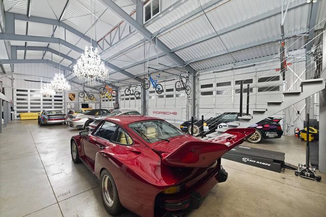 У Каліфорнії продають будинок з шикарним гаражем, заповненим рідкісними Porsche - фото 456291