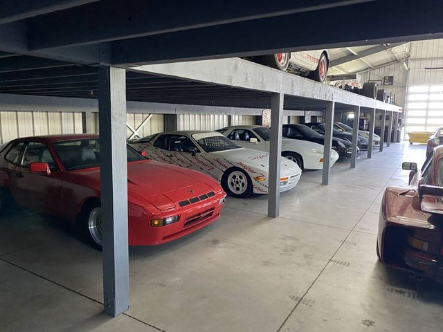 У Каліфорнії продають будинок з шикарним гаражем, заповненим рідкісними Porsche - фото 456292