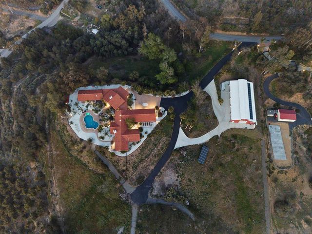 У Каліфорнії продають будинок з шикарним гаражем, заповненим рідкісними Porsche - фото 456296