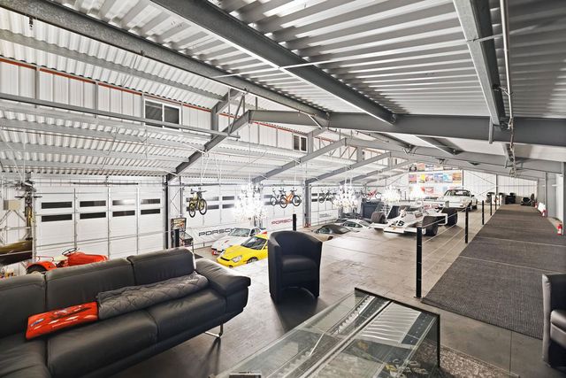 У Каліфорнії продають будинок з шикарним гаражем, заповненим рідкісними Porsche - фото 456298