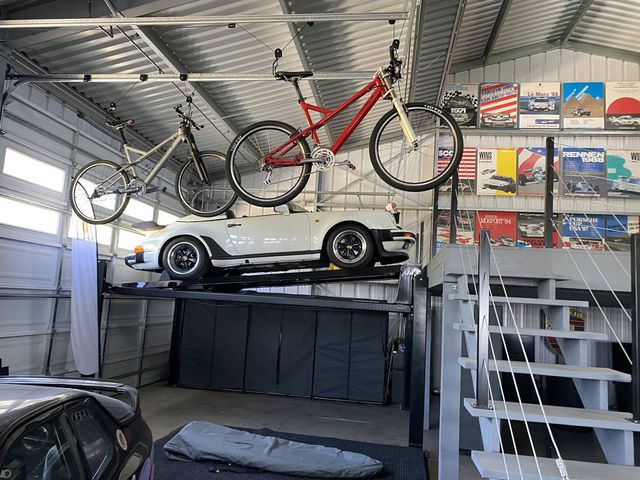 У Каліфорнії продають будинок з шикарним гаражем, заповненим рідкісними Porsche - фото 456299