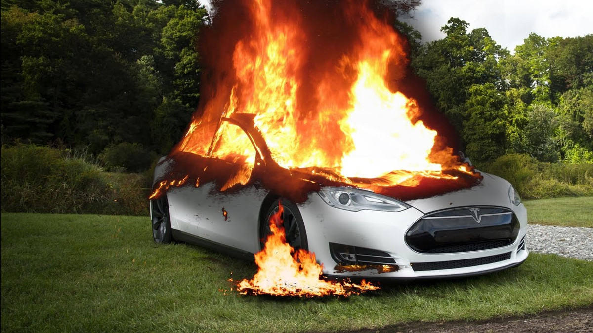 Як часто спалахують Tesla - фото 1