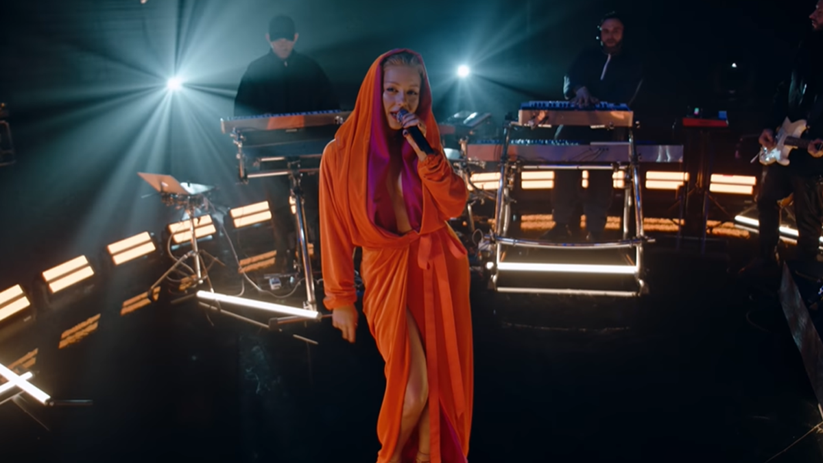 ТІНА КАРОЛЬ – КРАСИВО: дивіться новий кліп, у якому співачка постала в спокусливому образі