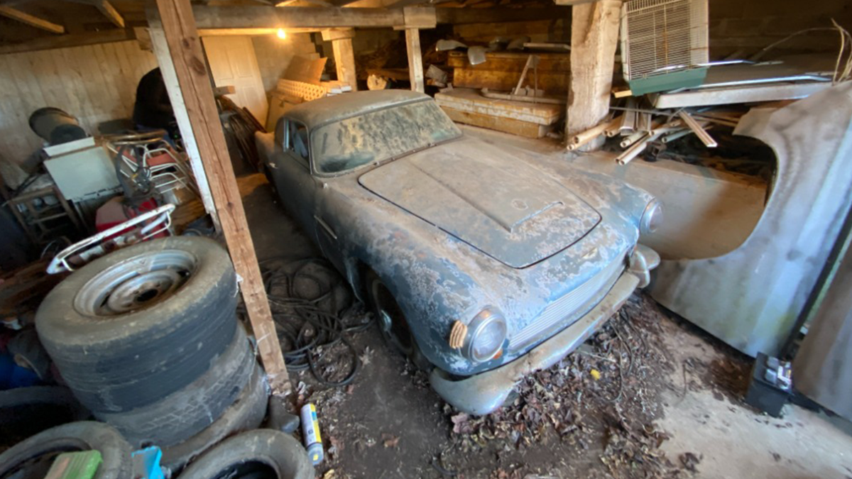 Рідкісний Aston Martin DB4 1962 року - фото 1