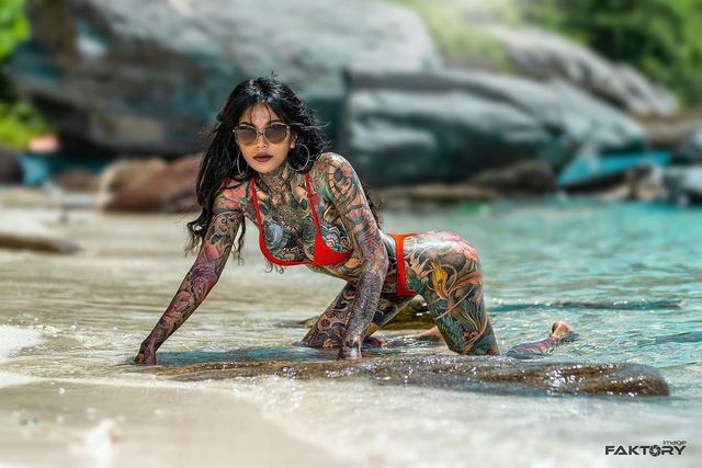 Дівчина з Таїланду покрила татуюваннями практично усе тіло - фото 456805