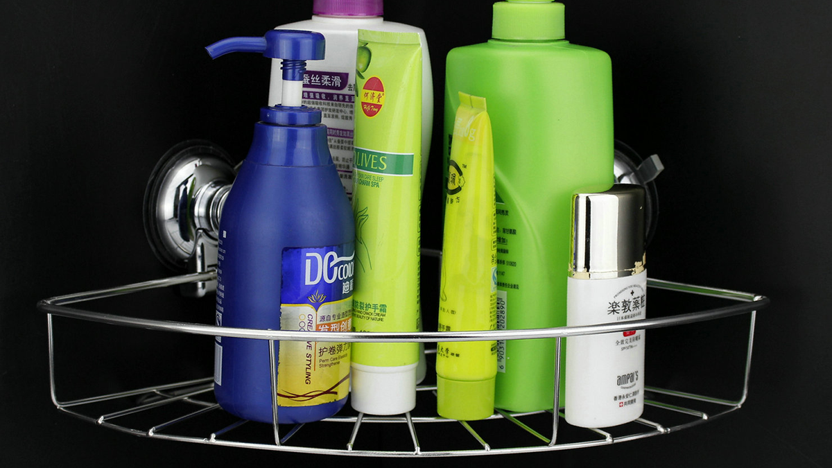 Тільки не на поличці у ванній: де найкраще зберігати косметику
