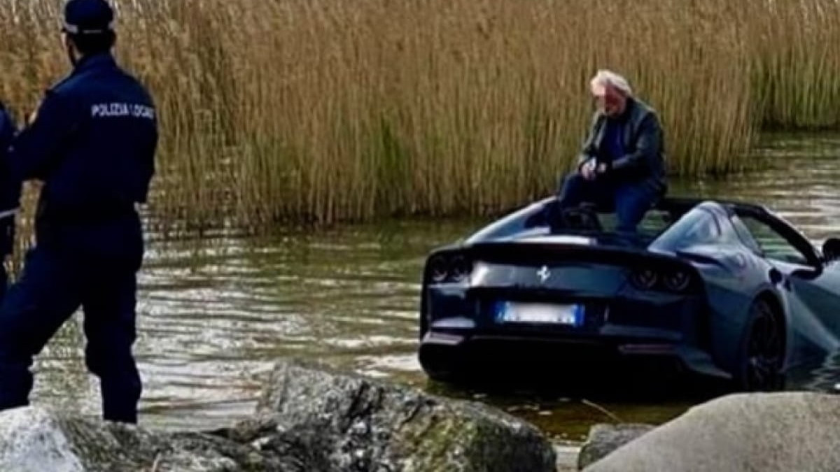 Неуважний власник Ferrari втопив в озері суперкар вартістю 400 тисяч доларів - фото 1