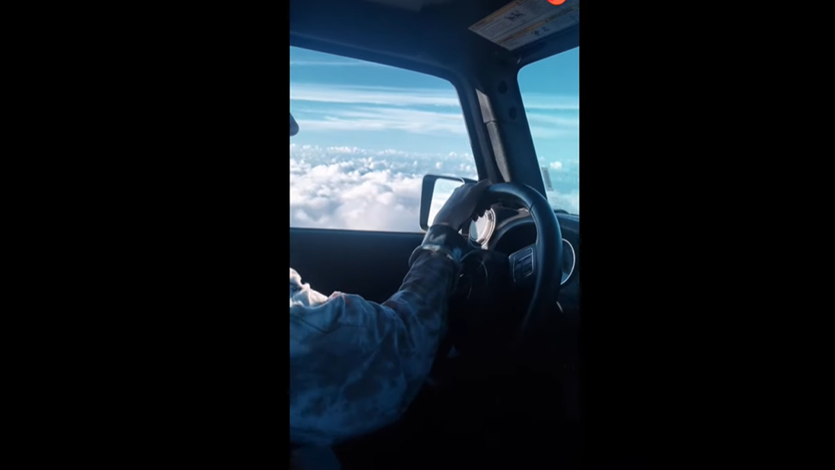 Оптична ілюзія з позашляховиком, який летить над хмарами, спантеличила мережу: відео