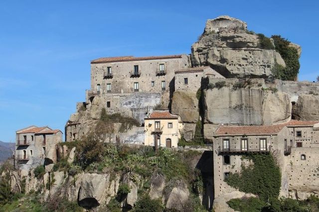 В Італії продаватимуть будинки біля моря по 1 євро - фото 456972