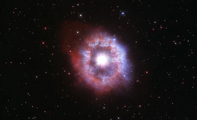 Телескоп Хаббл зняв величезну яскраву зірку на межі самознищення: фото - фото 457090