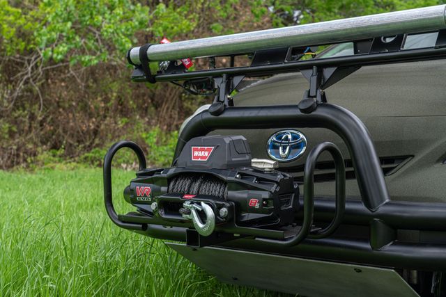 Гібридну Toyota Prius перетворили у всюдихід для полювання: вражаючий результат у фото - фото 457110