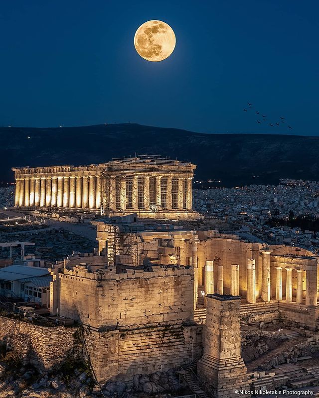 Рожевий Супермісяць 2021: вражаючі фото незвичайного явища з різних куточків планети - фото 457126