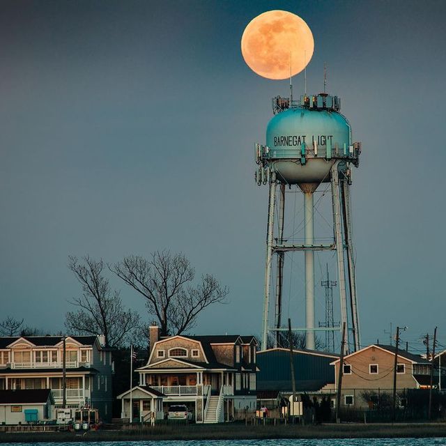 Рожевий Супермісяць 2021: вражаючі фото незвичайного явища з різних куточків планети - фото 457130