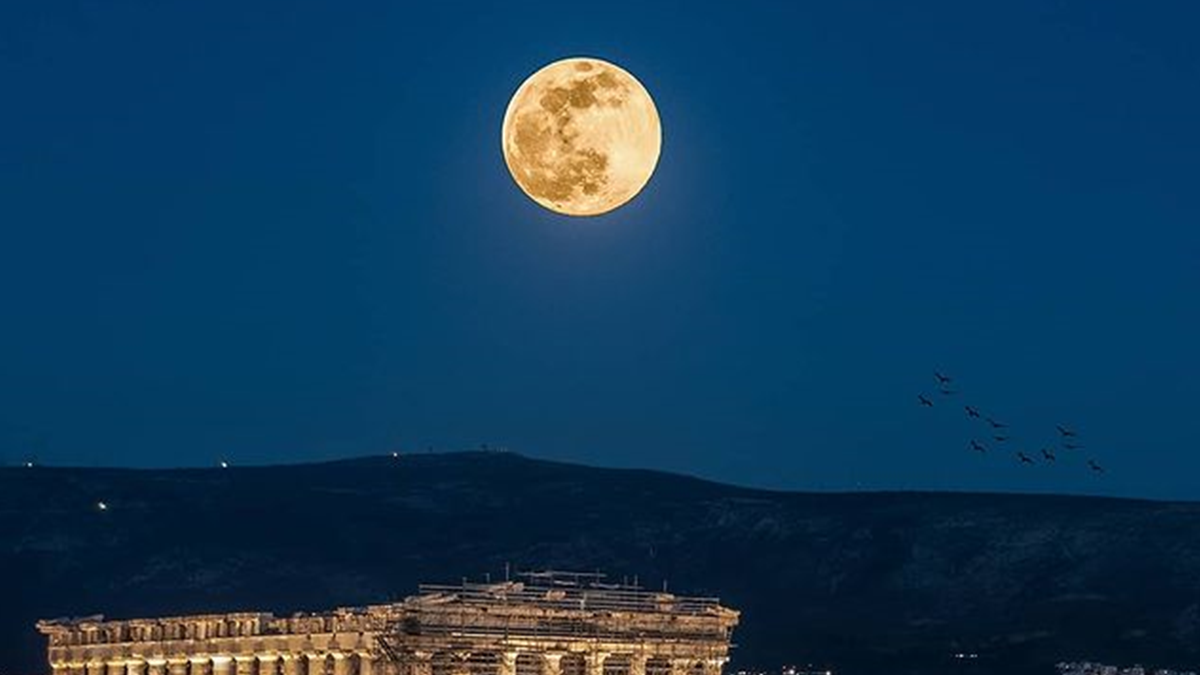 Рожевий Супермісяць 2021: вражаючі фото незвичайного явища з різних куточків планети