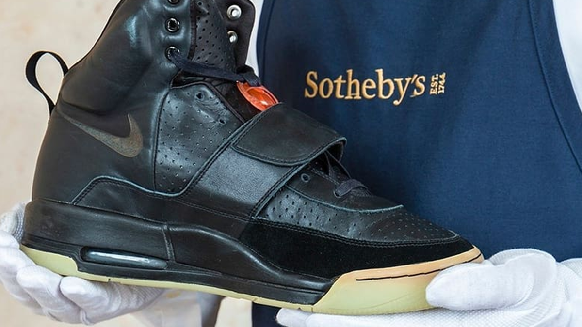 Першу пару кросівок репера Каньє Веста продали за рекордну суму