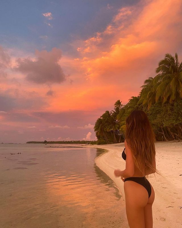 Кендалл Дженнер засвітила пружні сідниці у крихітному купальнику: спекотне фото - фото 457178