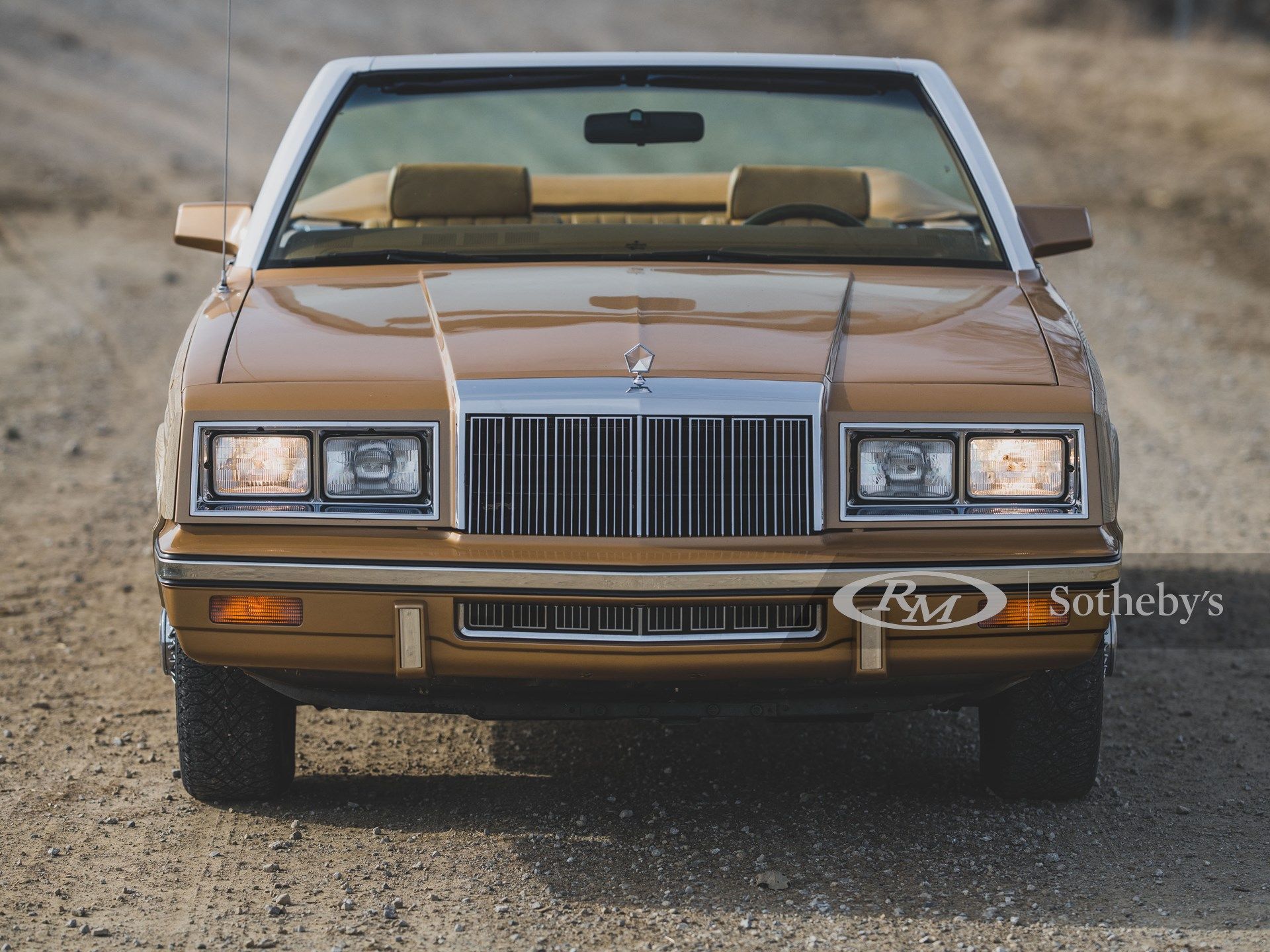 З молотка пустять кабріолет Chrysler LeBaron Town and Country у дерев'яному кузові