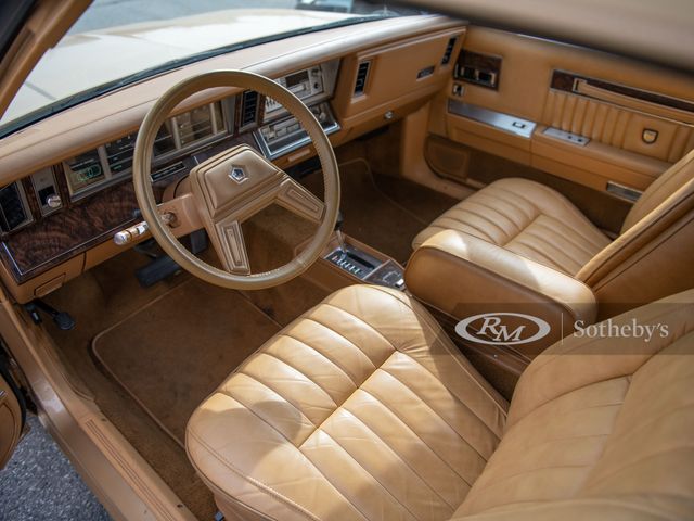 З молотка пустять кабріолет Chrysler LeBaron Town and Country у дерев'яному кузові - фото 457189