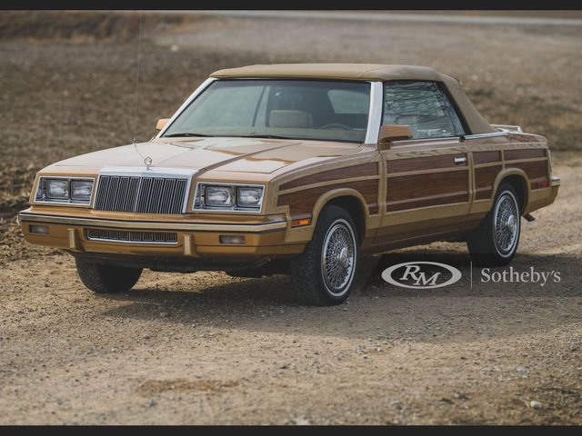 З молотка пустять кабріолет Chrysler LeBaron Town and Country у дерев'яному кузові - фото 457190