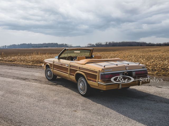 З молотка пустять кабріолет Chrysler LeBaron Town and Country у дерев'яному кузові - фото 457191